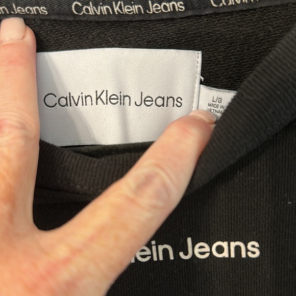 Calvin Klein Cropped Sweatshirt. - Picture 3 of 5